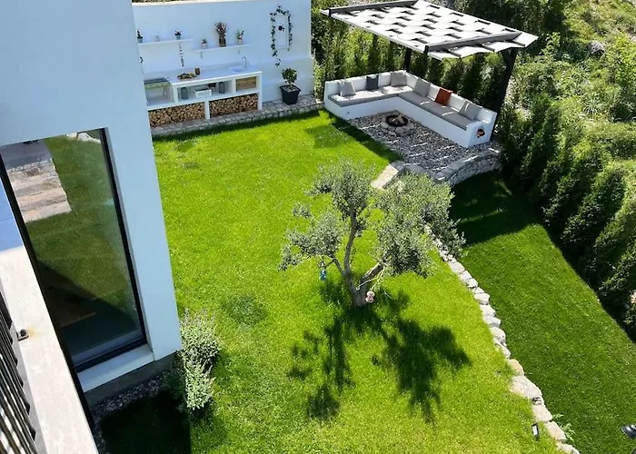 Villa Breeze With A Pool & Magnificent Views Široka