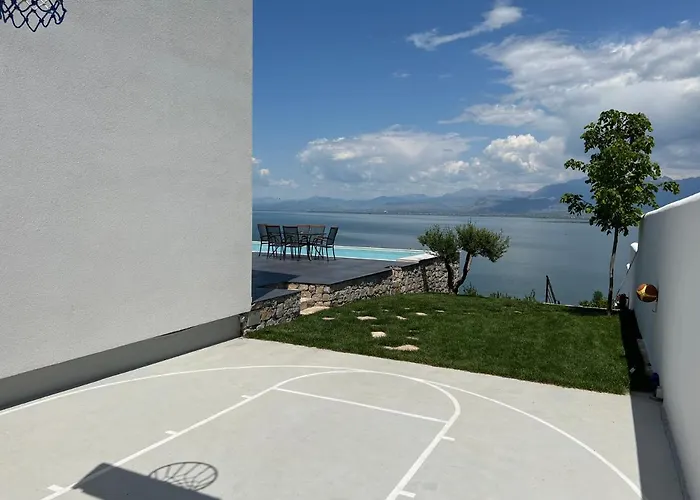 Breeze With A Pool & Magnificent Views Willa