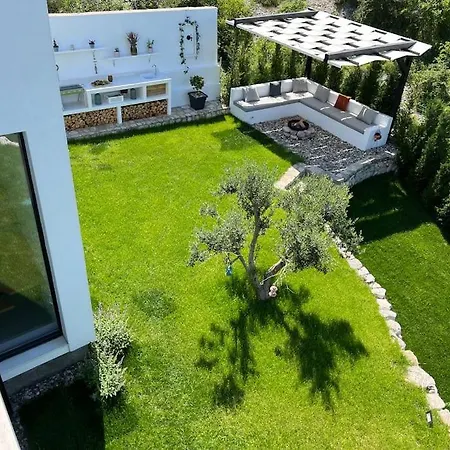 Villa Breeze With A Pool & Magnificent Views Široka