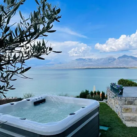 Villa Breeze With A Pool & Magnificent Views